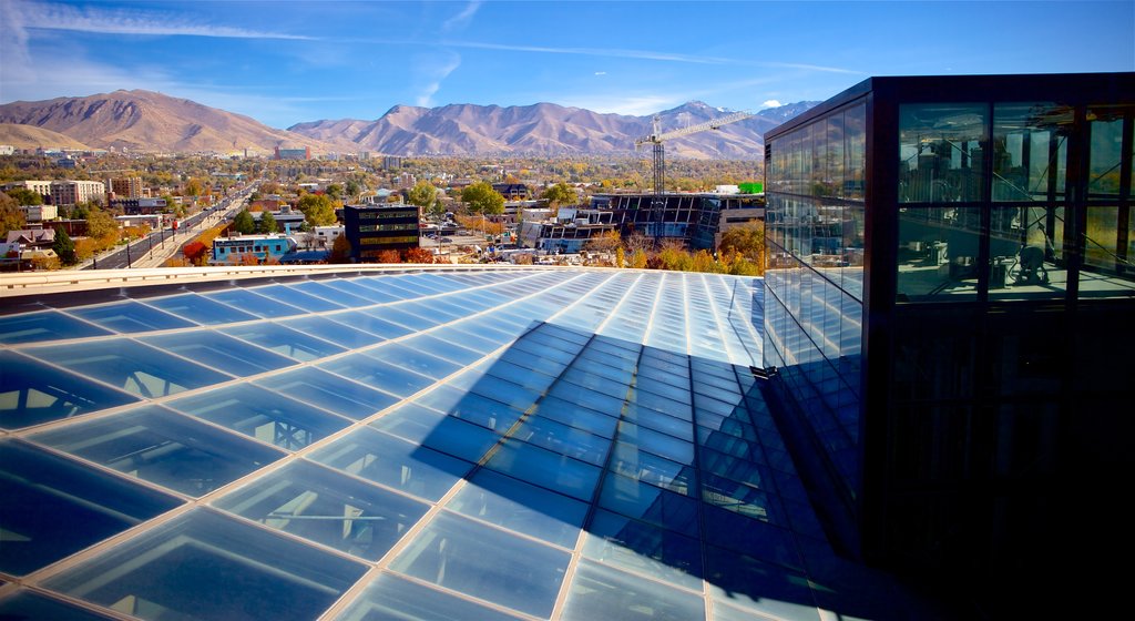 Hoofdgebouw openbare bibliotheek Salt Lake toont vredige uitzichten en een stad