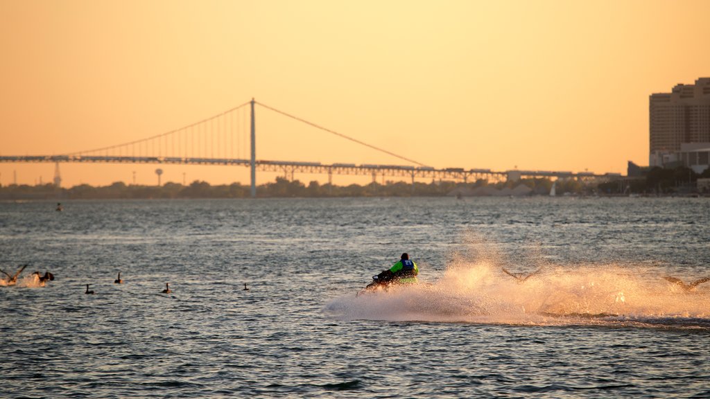 Belle Isle Park che include moto d\'acqua, ponte e fiume o ruscello