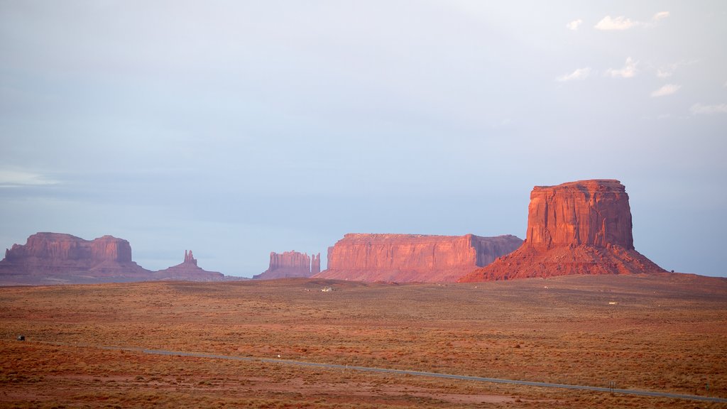 Monument Valley som viser udsigt over landskaber, fredfyldte omgivelser og en kløft eller slugt