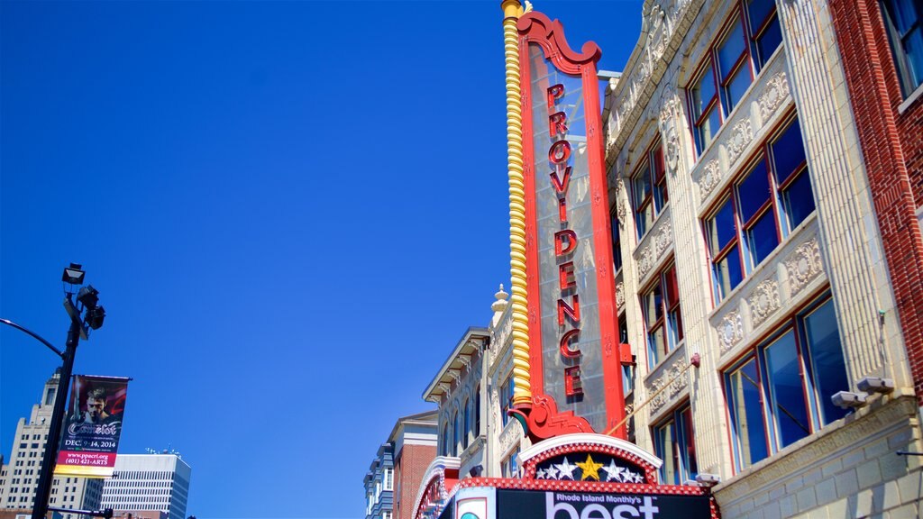 Providence Performing Arts Center que incluye una ciudad y señalización