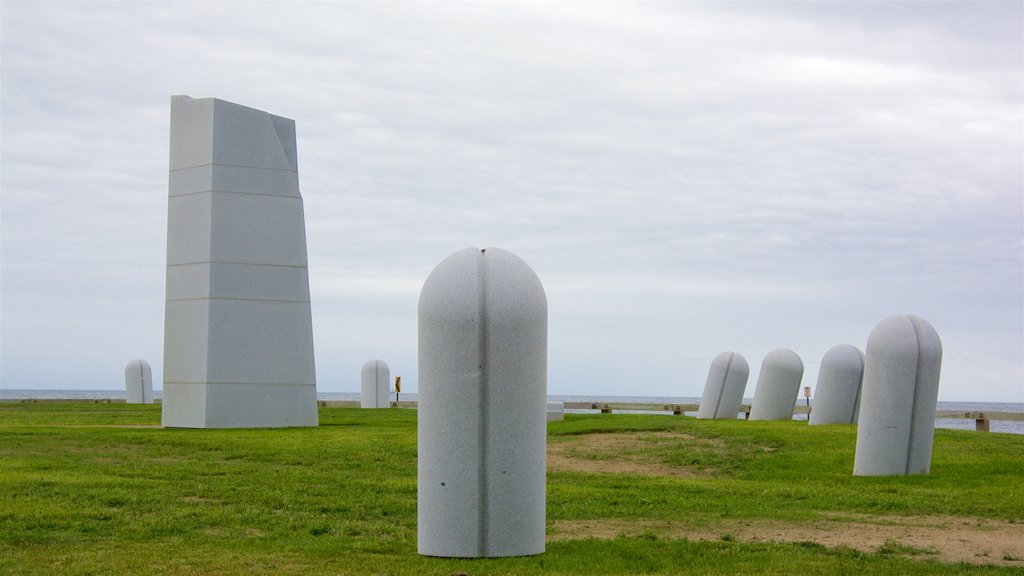 Parque estatal Brenton Point que incluye jardín y arte al aire libre