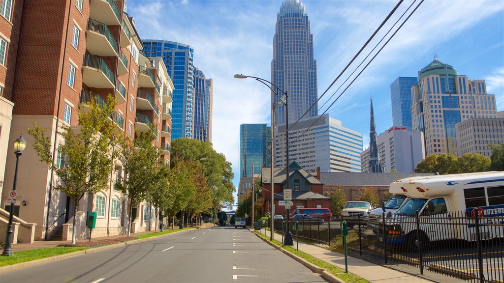 Charlotte mostrando una ciudad y un rascacielos