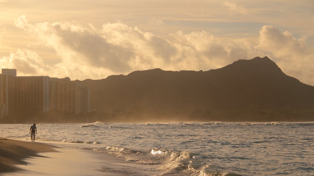 Waikiki Beach mostrando costa rocosa, vista general a la costa y olas