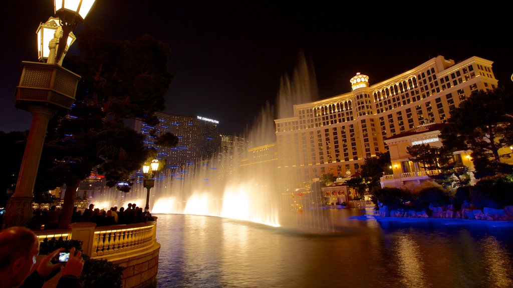 The Strip showing a fountain, a city and night scenes