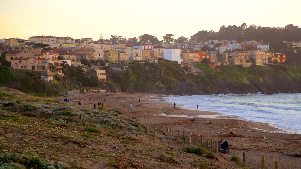 Baker Beach og byder på udsigt over kystområde, en kystby og en strand