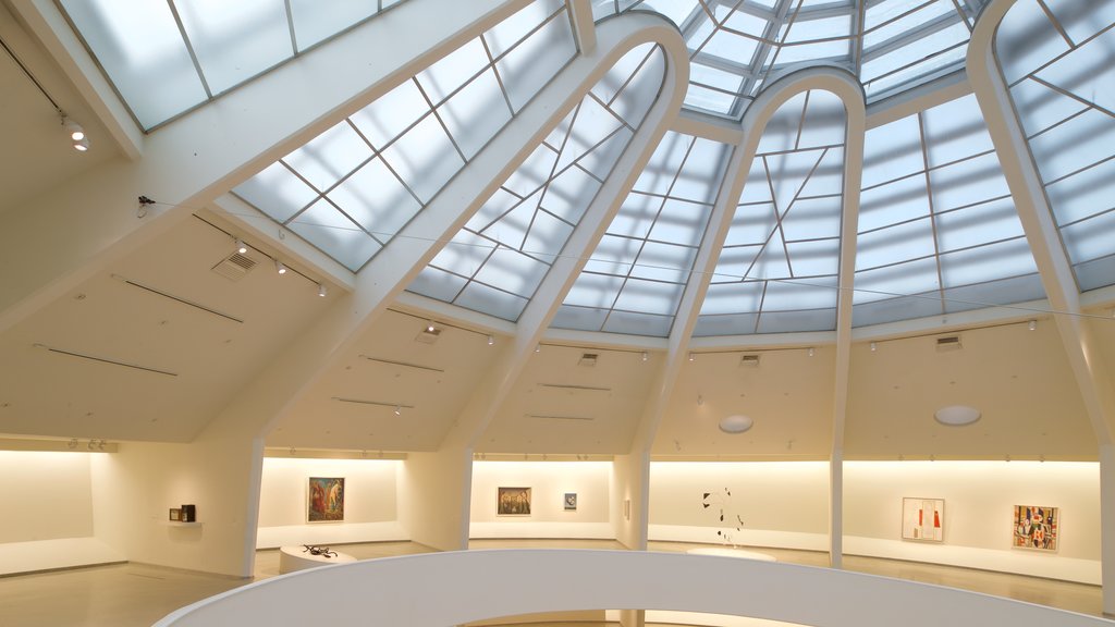 Museo Solomon R. Guggenheim que incluye vistas interiores y arte