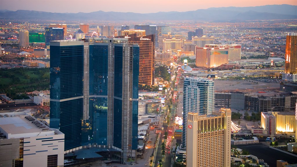 Torre Stratosphere que incluye un rascacielos, una puesta de sol y vistas de paisajes