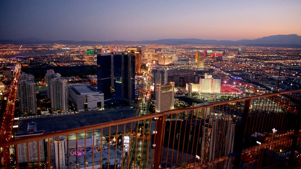 Torre Stratosphere que incluye una puesta de sol, un rascacielos y una ciudad