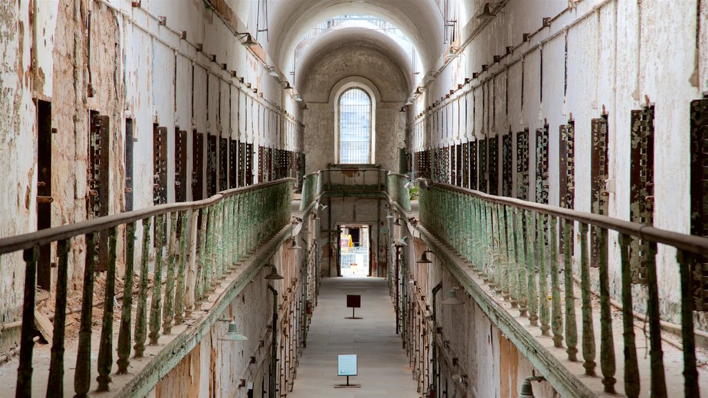 Eastern State Penitentiary som viser innendørs og kulturarv