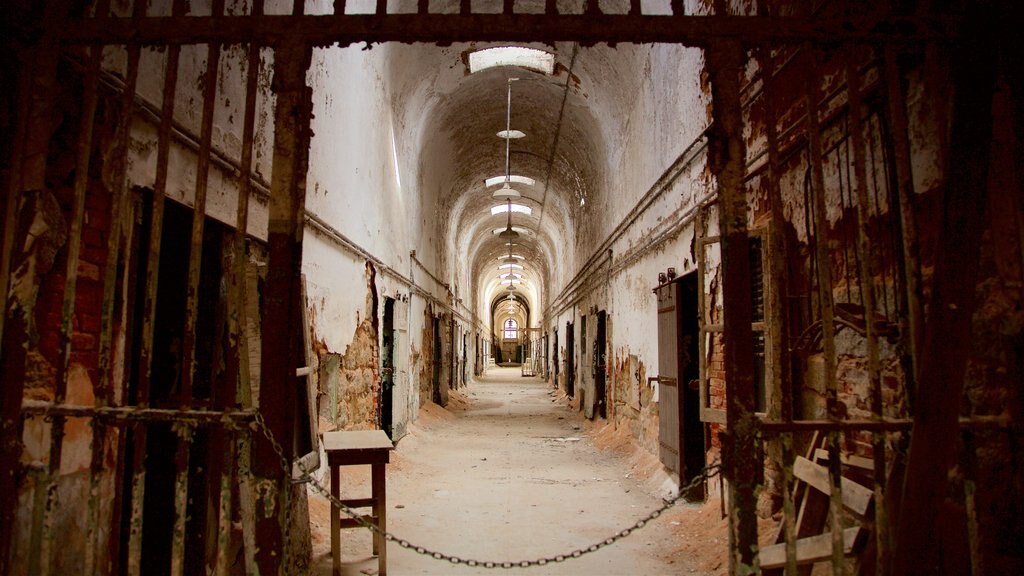 Eastern State Penitentiary que incluye vistas interiores y elementos del patrimonio