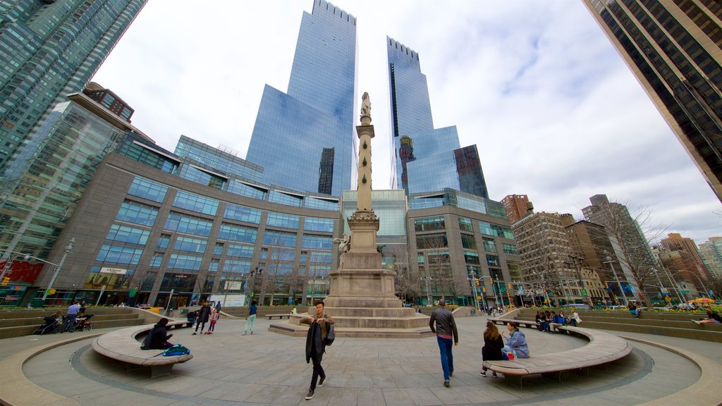 Columbus Circle som visar en staty eller skulptur, en skyskrapa och en stad