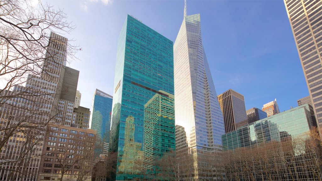 Bryant Park mostrando un rascacielos y una ciudad