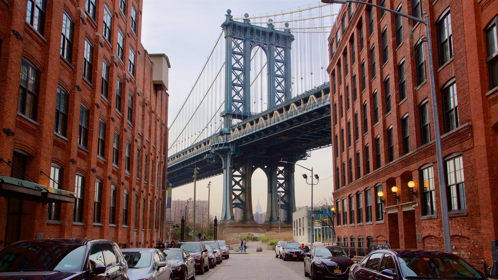 Manhattan Bridge som inkluderar en stad och en bro