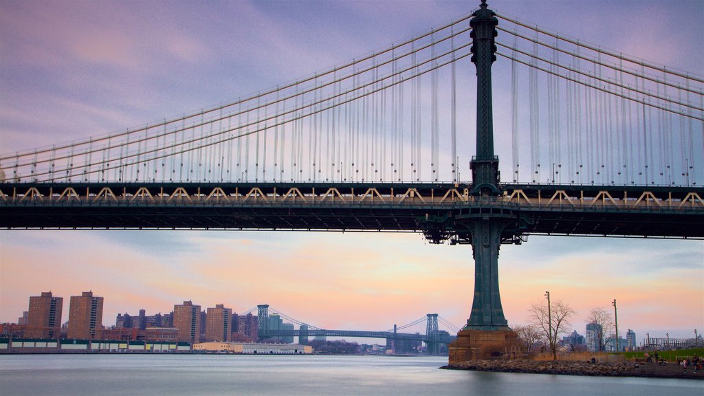 Pont de Manhattan mettant en vedette un pont, une rivière ou un ruisseau et un coucher de soleil