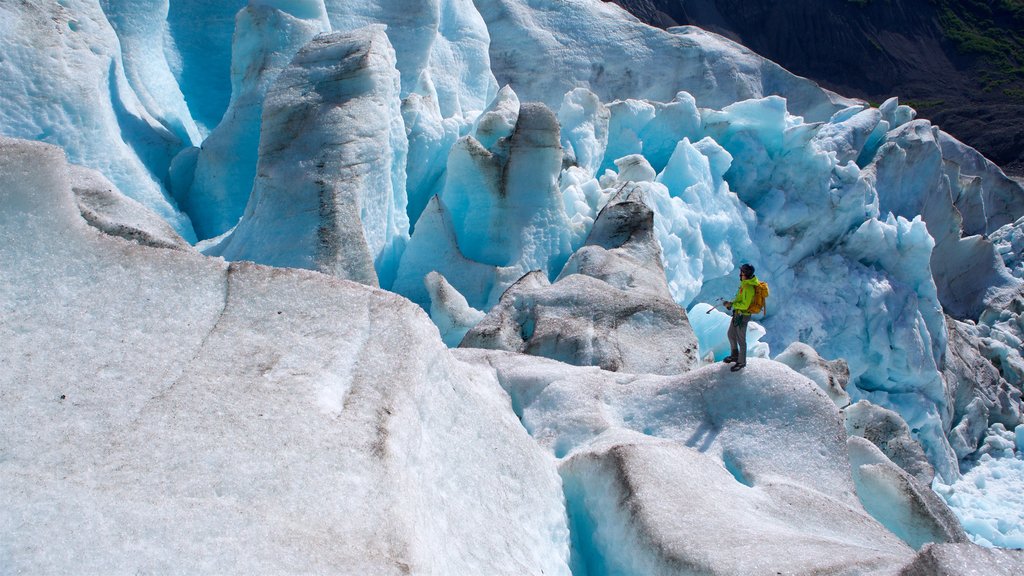 Alaska caracterizando escalada e neve assim como um homem sozinho