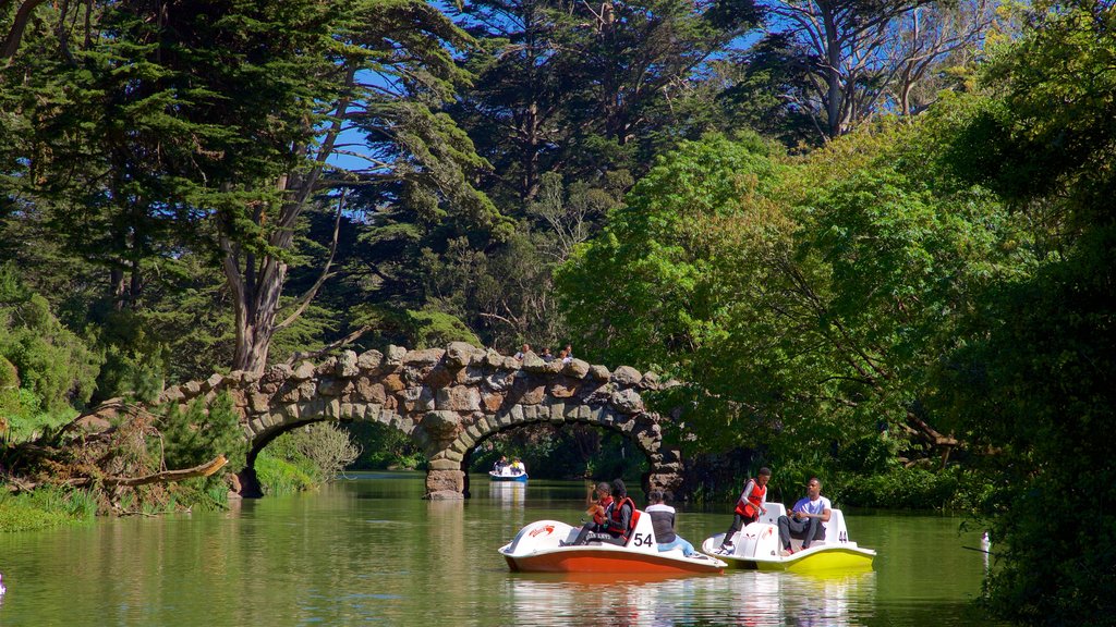 Stow Lake montrant un pont, une rivière ou un ruisseau et bateau