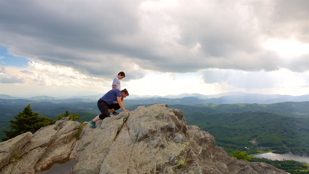 Grandfather Mountain mostrando vistas de paisajes, escenas tranquilas y alpinismo