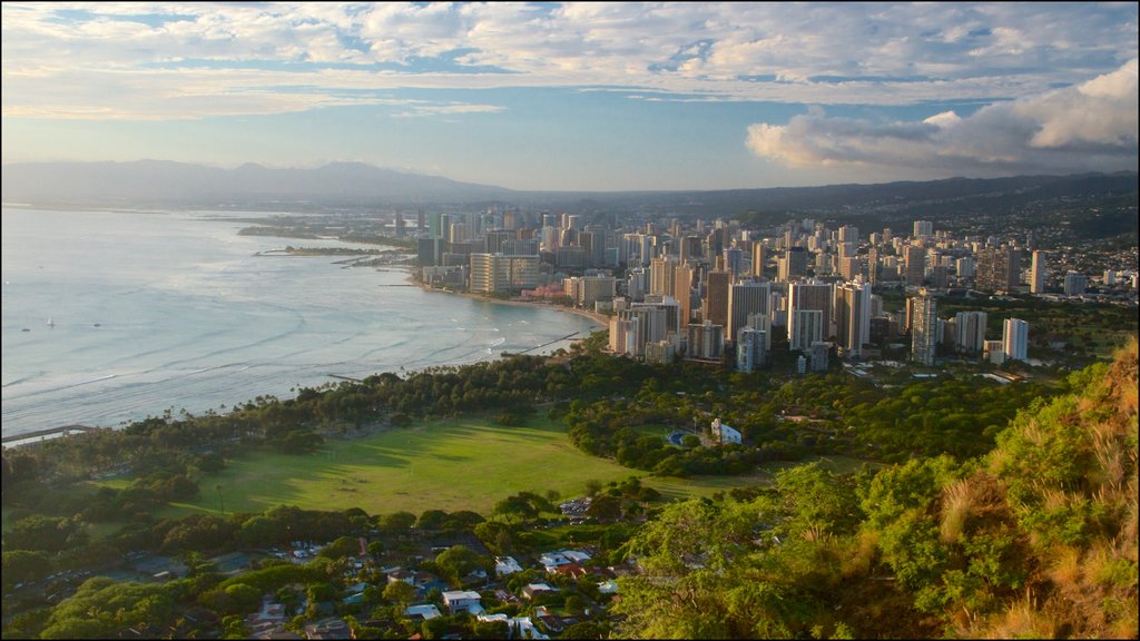 Diamond Head inclusief een kuststadje, hoogbouw en een zonsondergang