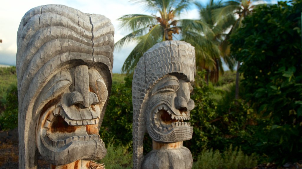 Pu\'uhonua o Honaunau National Historical Park ofreciendo cultura indígena, jardín y escenas tropicales