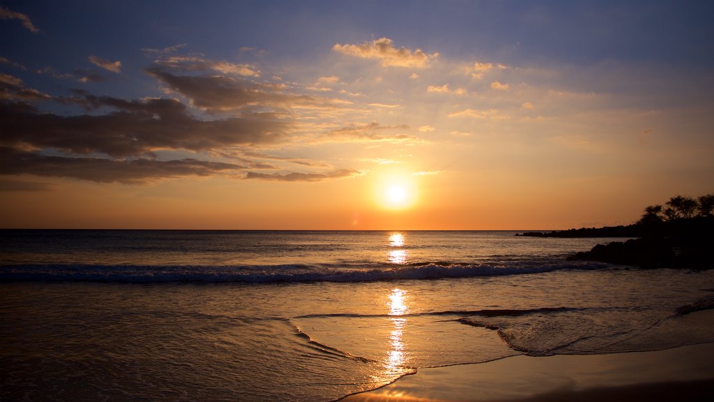 Hapuna Beach State Park som viser en solnedgang, en sandstrand og udsigt over kystområde