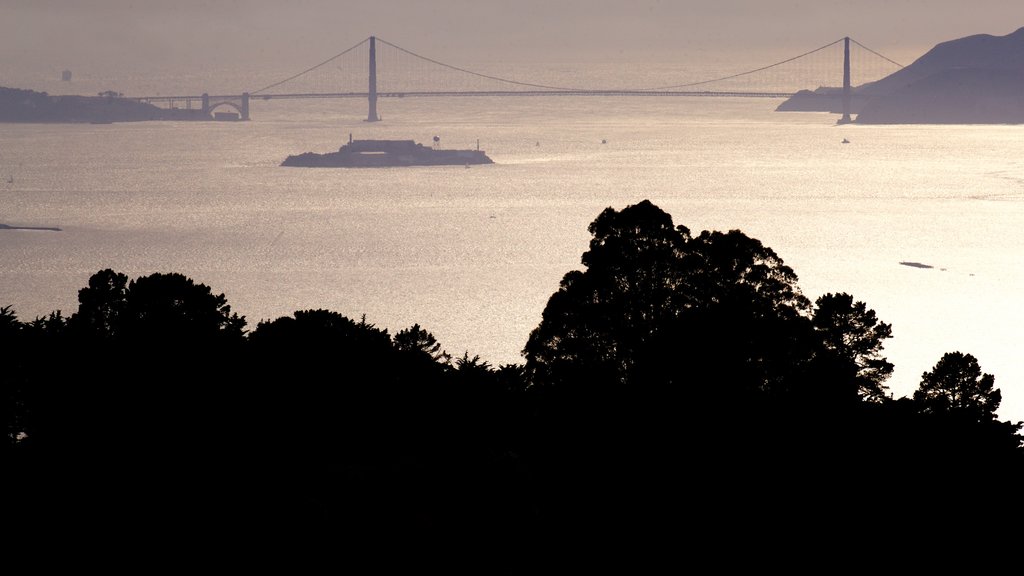 Berkeley que incluye una puesta de sol, vistas generales de la costa y un río o arroyo