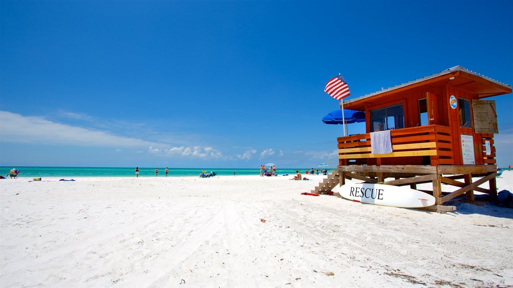 Lido Key mostrando uma praia e paisagens litorâneas assim como um pequeno grupo de pessoas