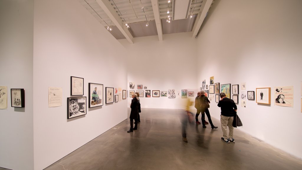 New Museum ofreciendo vistas interiores y arte y también un pequeño grupo de personas