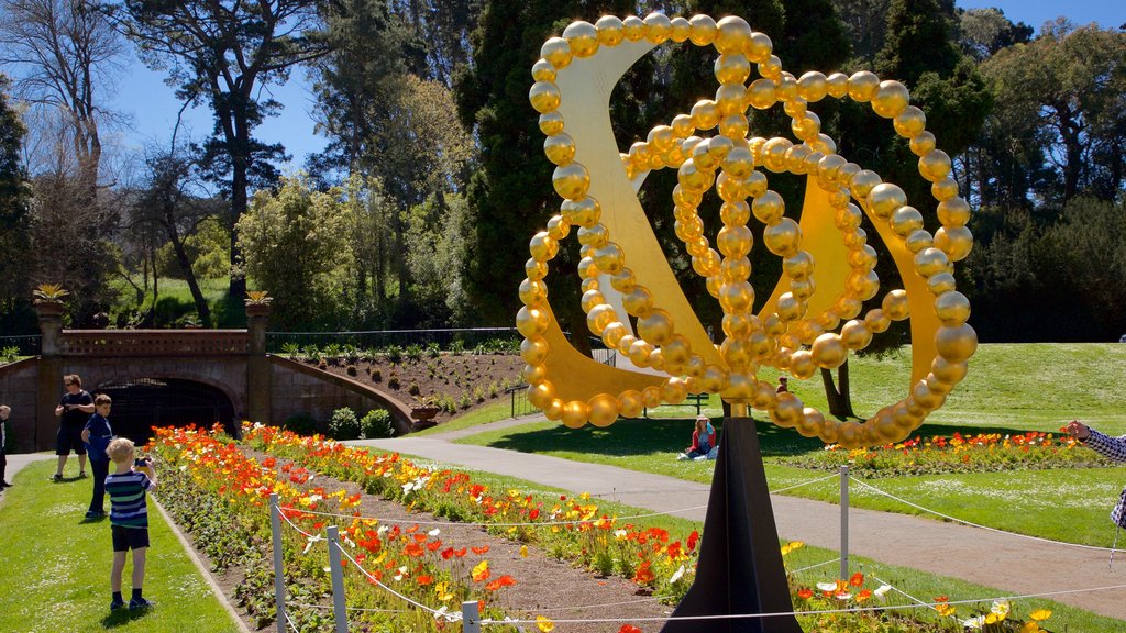 Conservatory of Flowers que inclui arte ao ar livre, um parque e flores