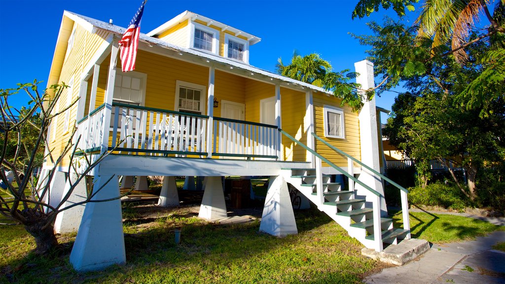 Seven Mile Bridge showing a house