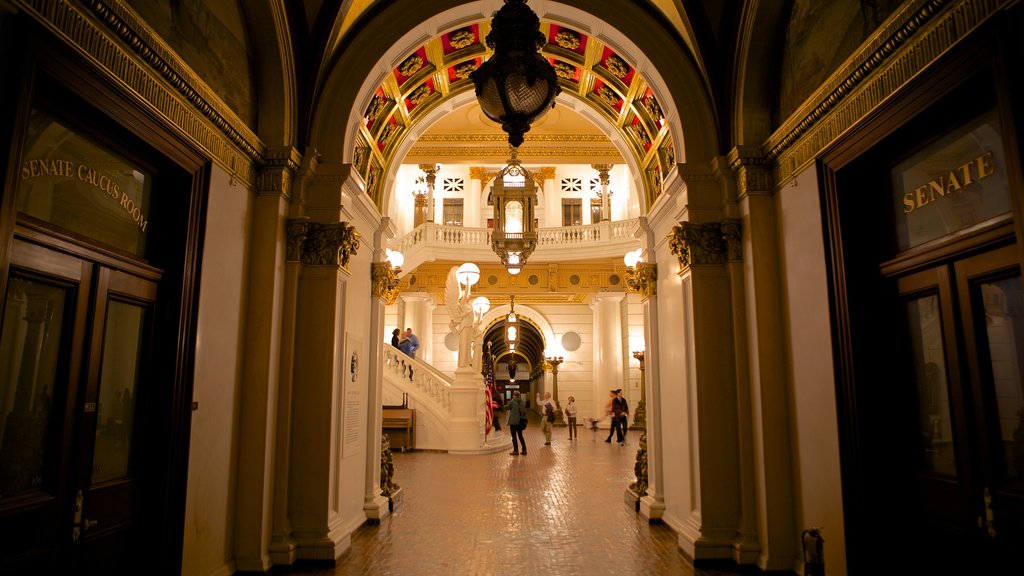 Pennsylvania State Capitol montrant scènes intérieures et éléments du patrimoine aussi bien que un petit groupe de personnes