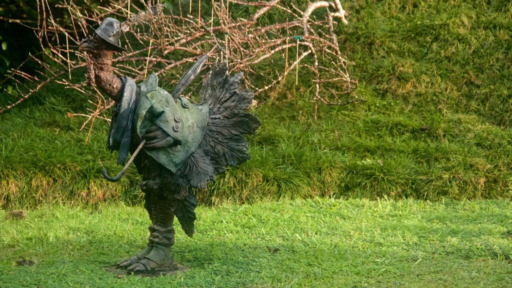 Jardines Botánicos Na Aina Kai ofreciendo arte al aire libre y un jardín