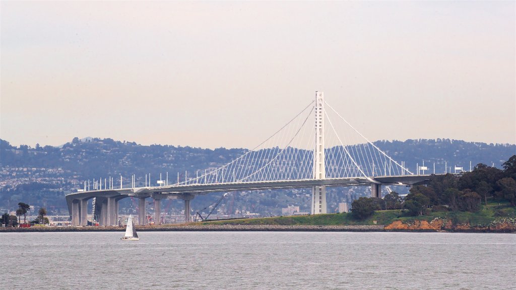 Puente de la Bahía que incluye un puente, botes y un río o arroyo