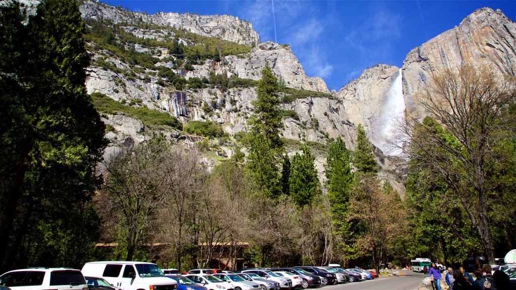 Yosemite Lodge Amphitheater which includes mountains and a waterfall