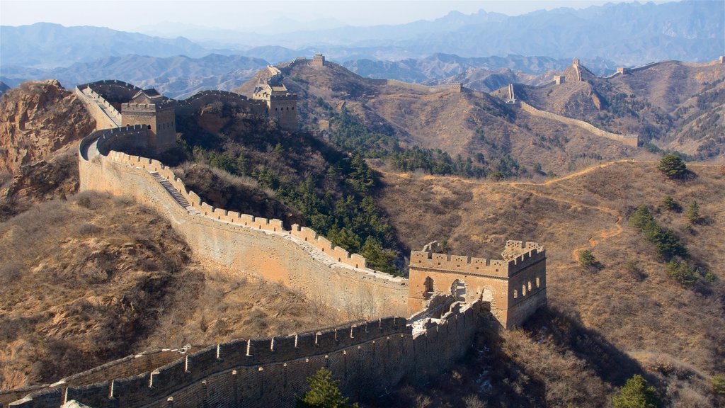 Jinshanling Great Wall mostrando vista panorámica, un atardecer y arquitectura patrimonial