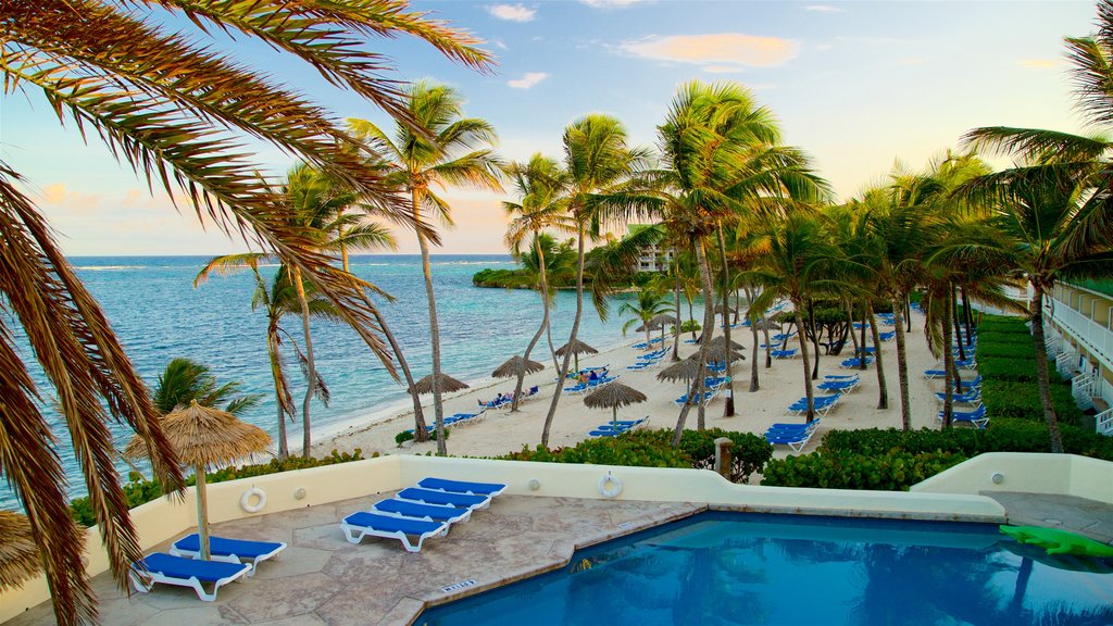 Bahía de Mamora que incluye vistas generales de la costa, una puesta de sol y un hotel o resort de lujo