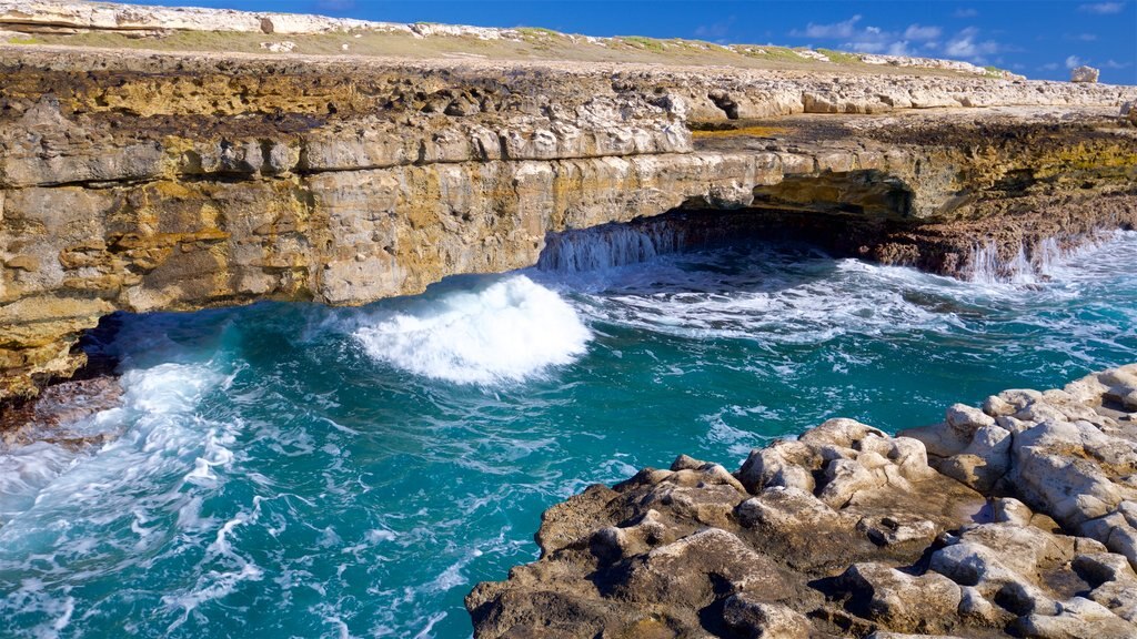 Devil\'s Bridge ofreciendo vista general a la costa, surf y costa escarpada