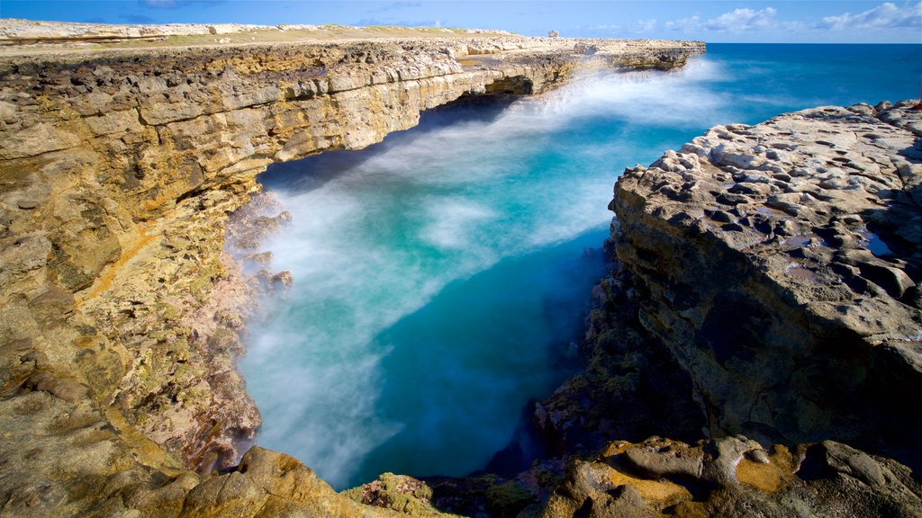 Devil\'s Bridge which includes general coastal views, rugged coastline and waves