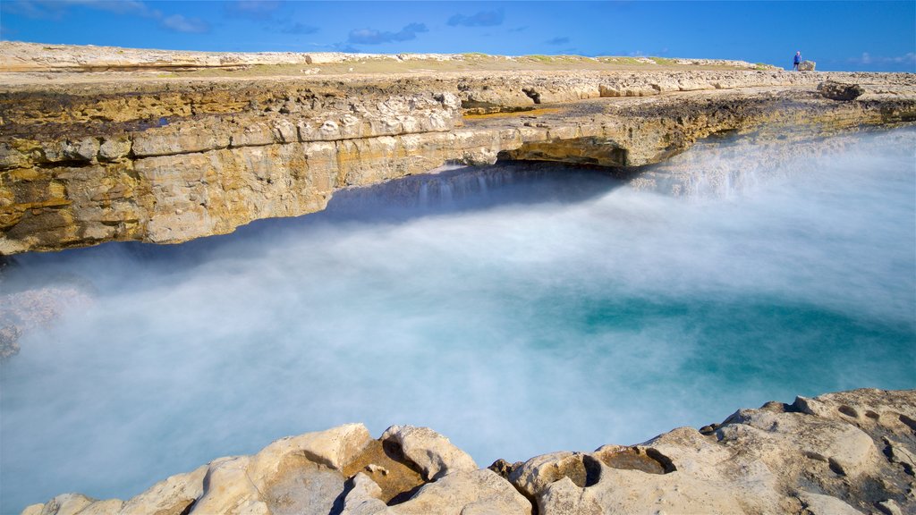 Devil\'s Bridge som viser barsk kystlinje, surfing og udsigt over kystområde