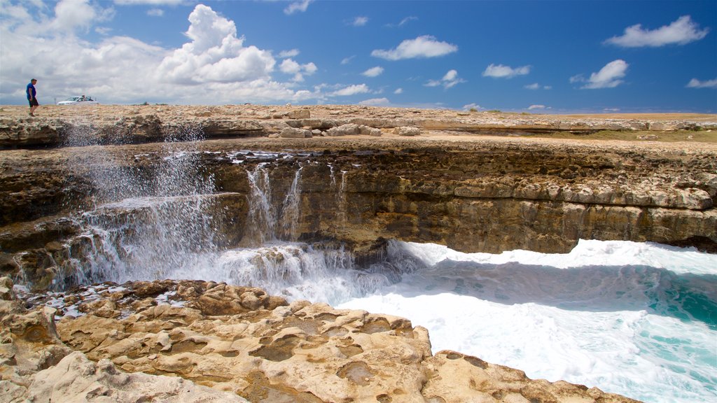 Pont du Diable qui includes côte escarpée, vagues et vues littorales