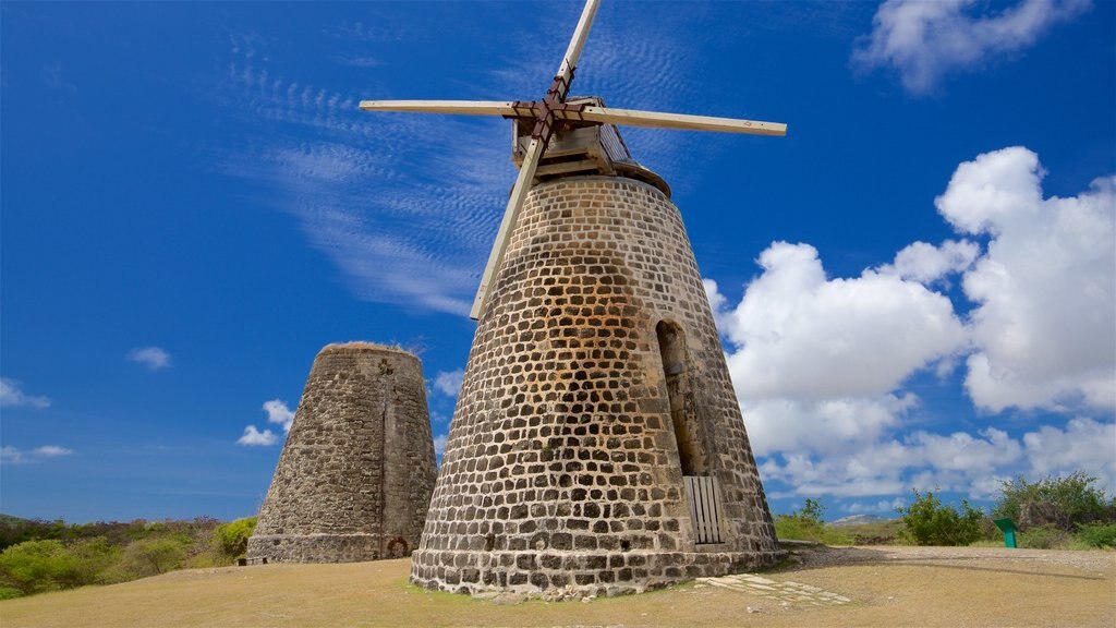 Betty\'s Hope Sugar Plantation mostrando elementos patrimoniales y un molino de viento