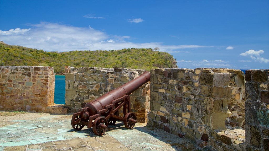 Fort Berkeley que incluye artículos militares, elementos patrimoniales y vista