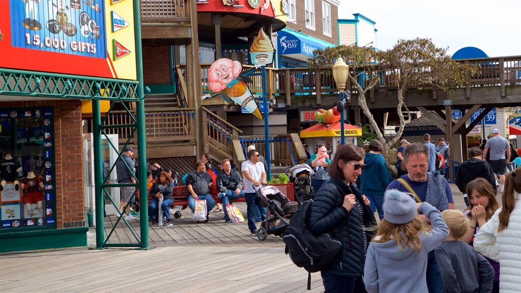 Centro comercial y turístico Pier 39 y también una familia