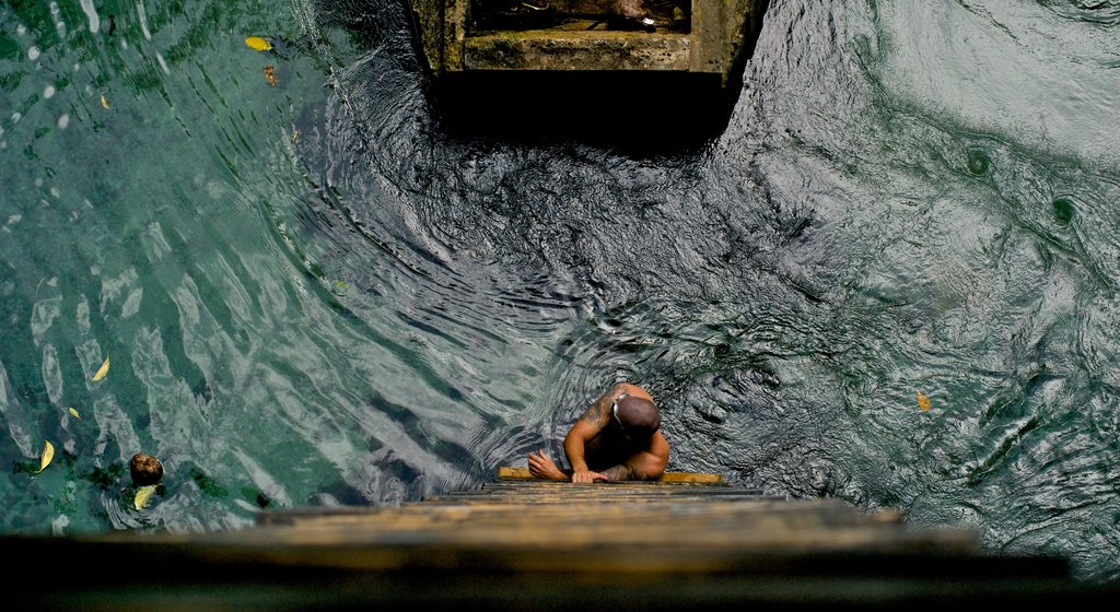 Samoa caracterizando natação assim como um homem sozinho