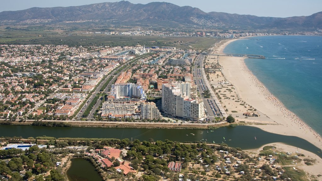 Empuriabrava que incluye una ciudad costera, un río o arroyo y vistas generales de la costa