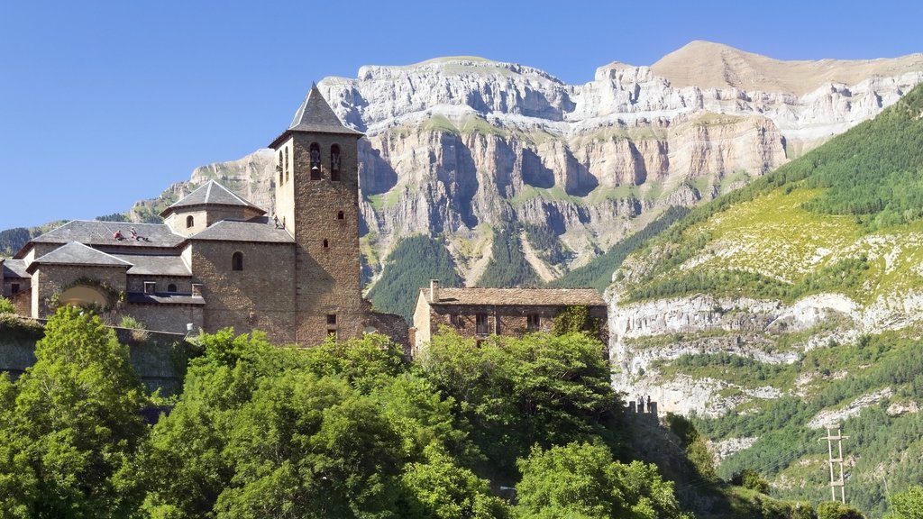 Huesca mostrando montañas y elementos del patrimonio