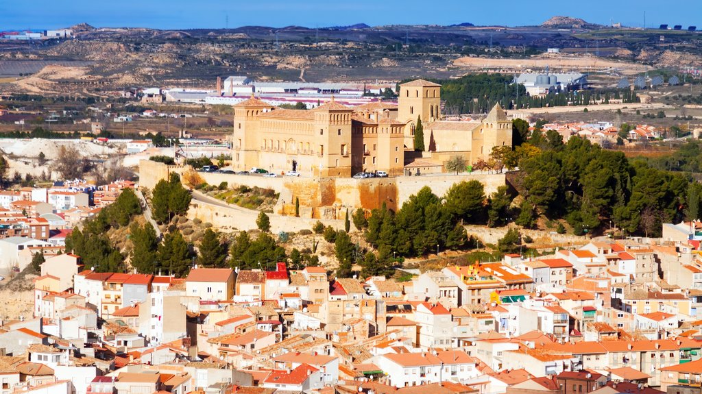 Alcaniz mostrando cenas tranquilas, uma cidade e paisagem