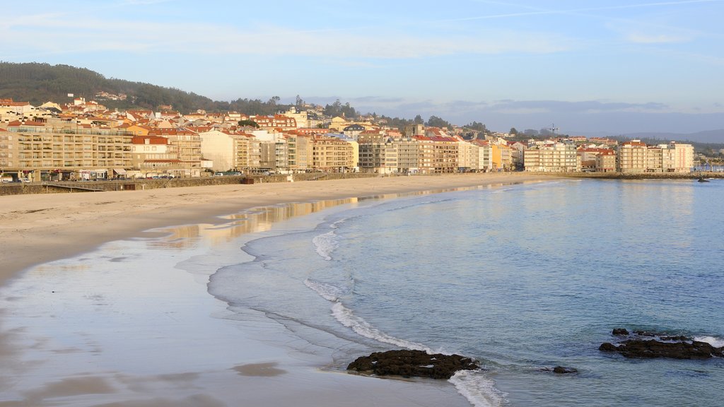 Sanxenxo ofreciendo vistas generales de la costa, una ciudad costera y una playa