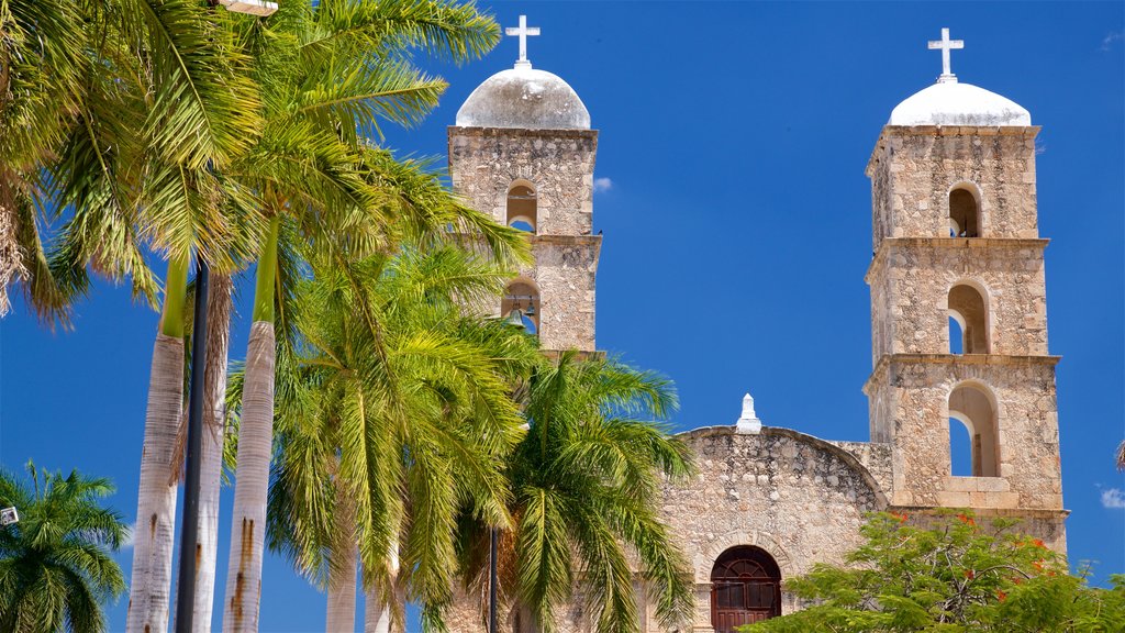 Hecelchakan mostrando elementos de patrimônio e uma igreja ou catedral