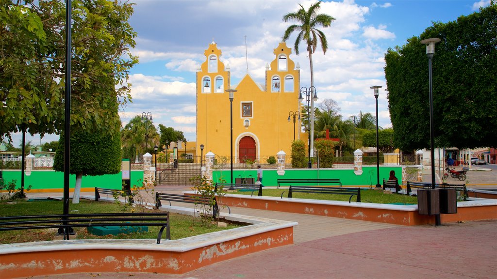 Hopelchén ofreciendo una iglesia o catedral y un parque