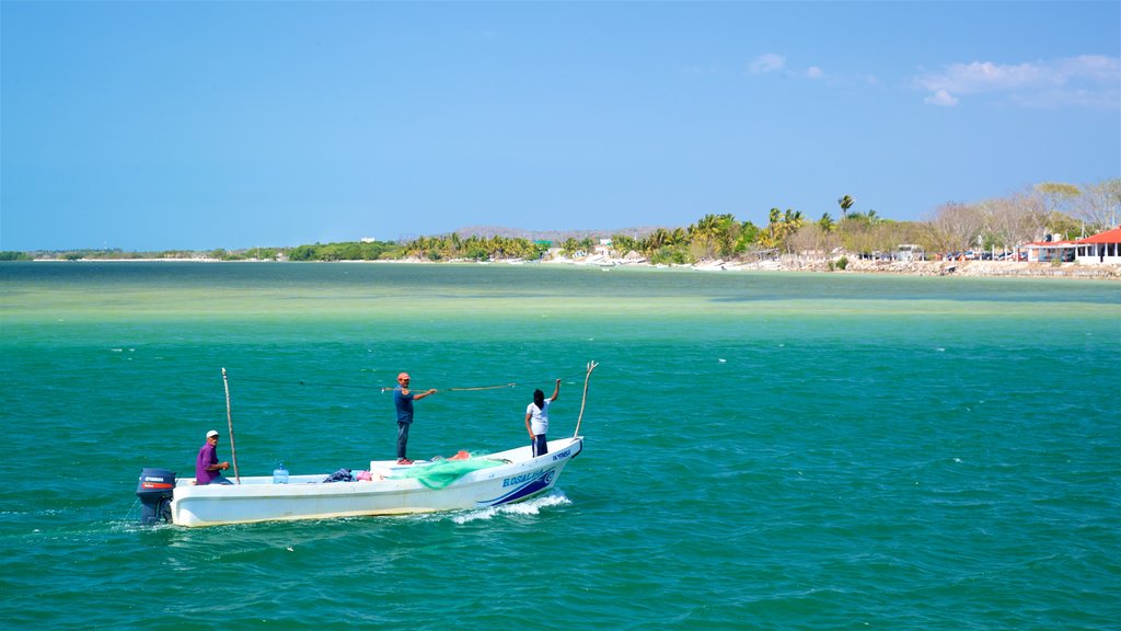 Siho Playa que incluye vista general a la costa y botes y también un pequeño grupo de personas